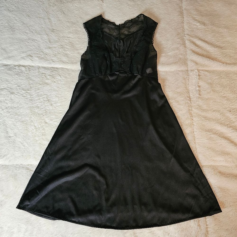 Ladies Silky Black Slip Size 36. Lace top front & back. Excellent Condition